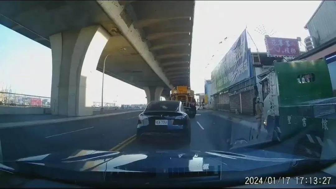 檳榔攤位在台中市環中東路快車道。該路段不能停車。（圖／翻攝爆料公社）