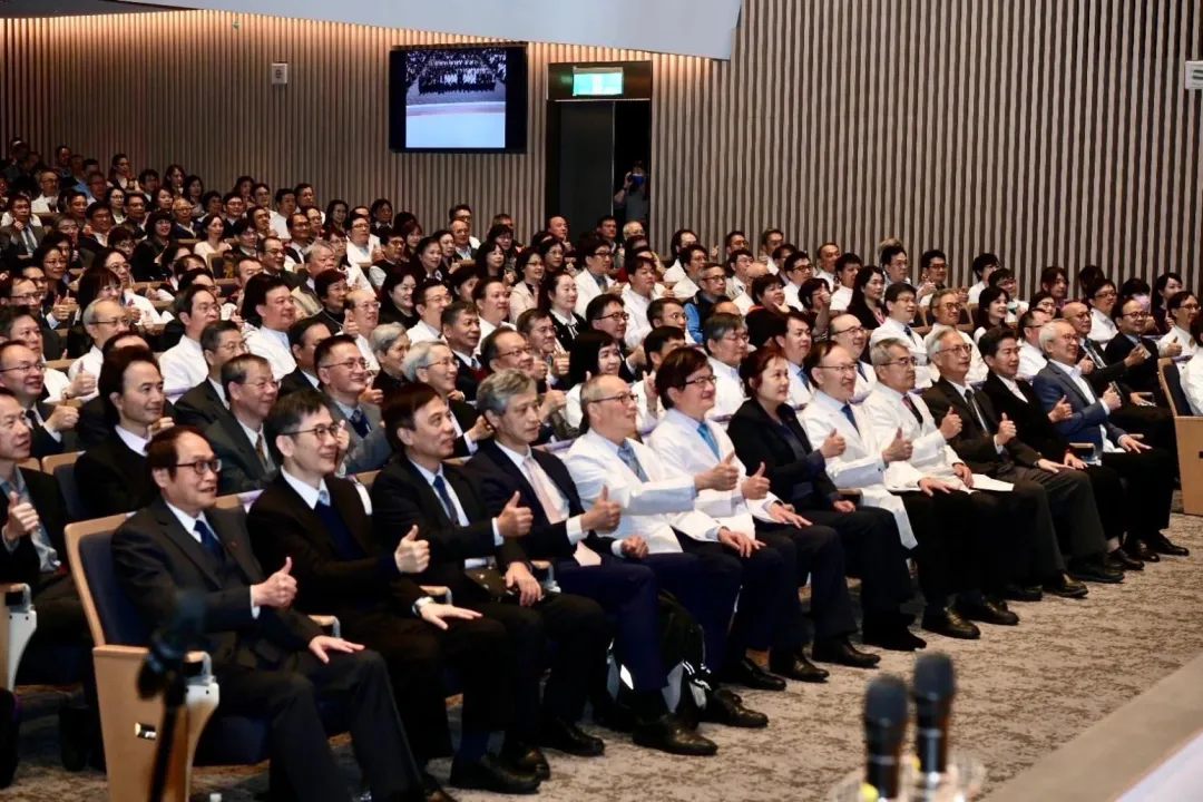 長庚醫療財團法人今天上午舉辦2023年終會暨員工表揚典禮,王瑞慧董事長(中間第一排左7)、程文俊主委(中間第一排左6)與各院區院長均到場參加。(圖/長庚醫院提供)