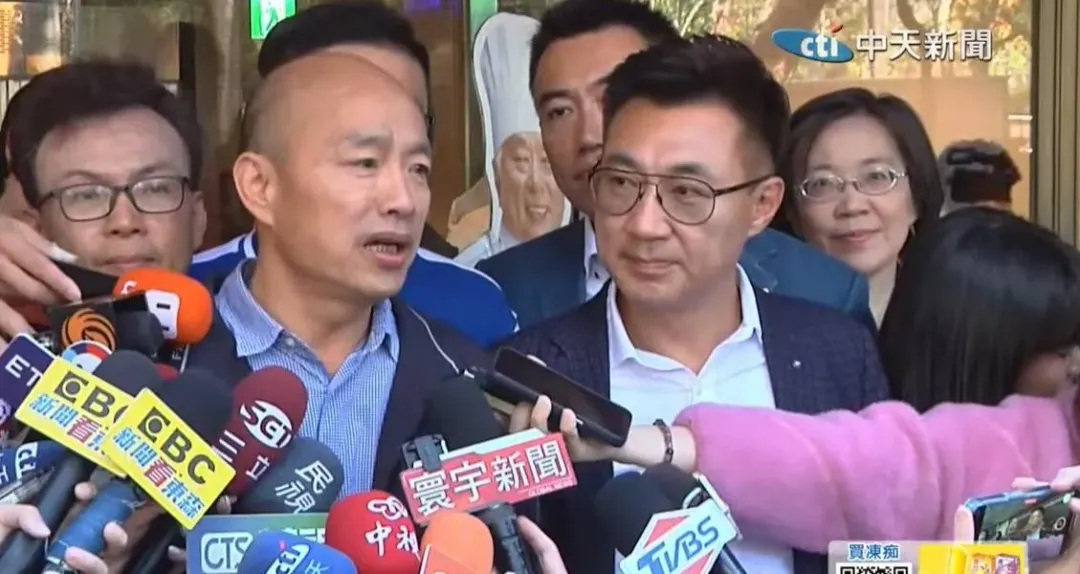 謝龍介指出,賭盤一開始只收押韓國瑜(左)贏的賭注,代表組頭有內線知道民眾黨要挺游錫堃。(圖/中天新聞)