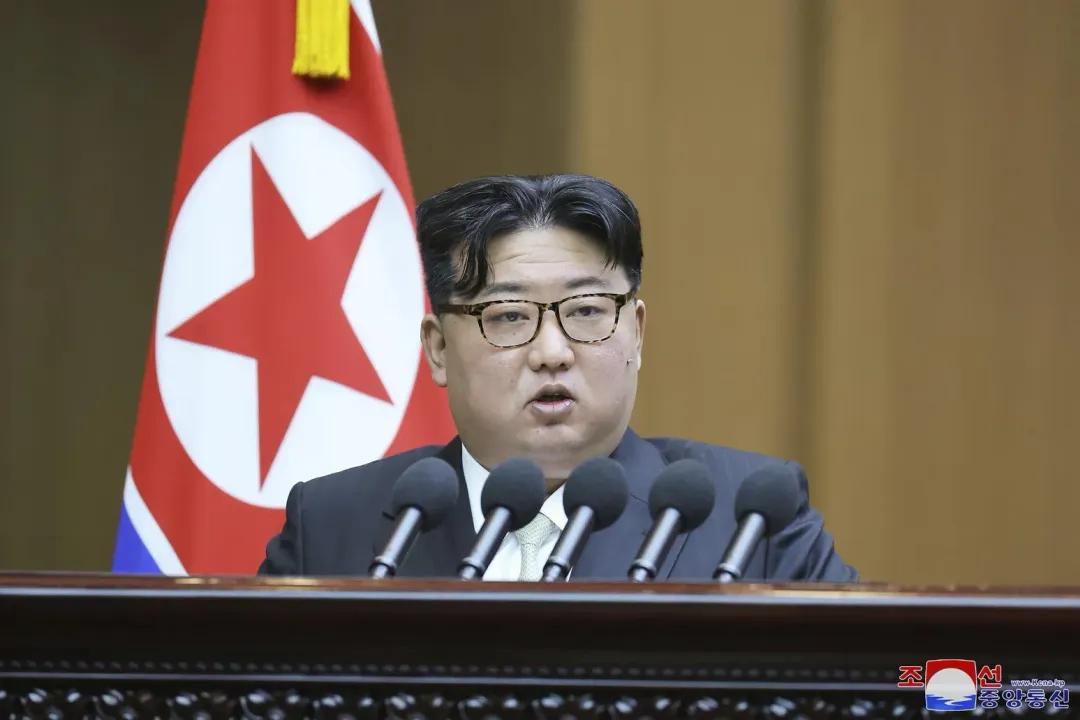 圖為金正恩於15 日在北韓平壤最高人民會議上發表演說。(圖/美聯社)
