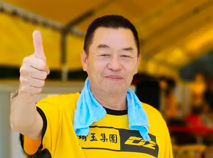 台灣賽車教父廖老大為了健康靠袖狀胃切除手術減重成功。(圖/翻攝自廖老大臉書粉專)
