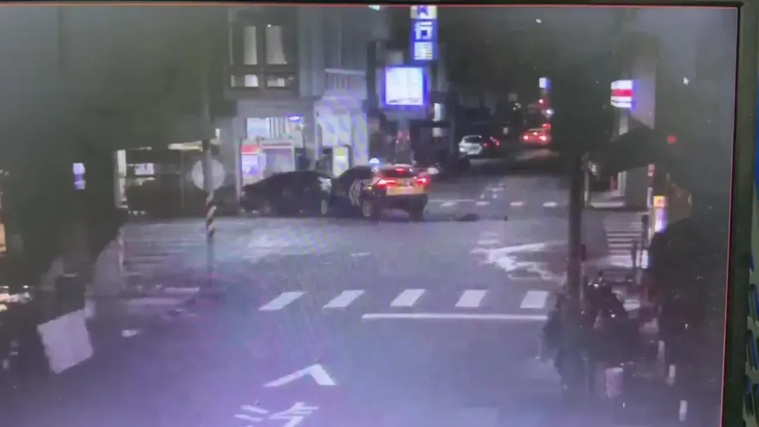 黑車遭計程車攔腰撞上,差點失控衝進路口店家。(圖/翻攝畫面)