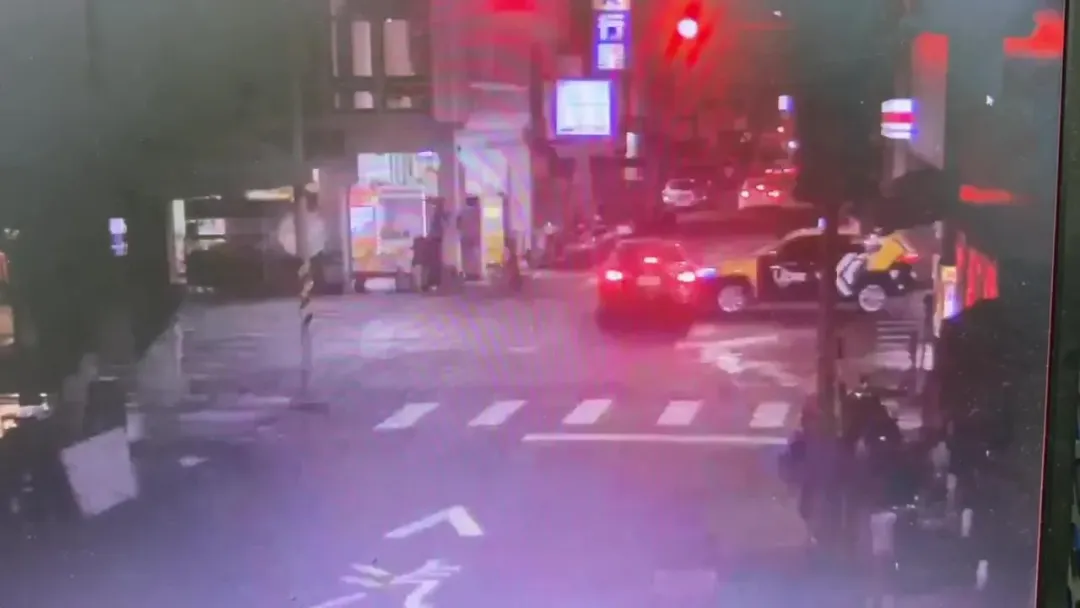 路口監視器拍到車禍撞機瞬間畫面。(圖/翻攝畫面)