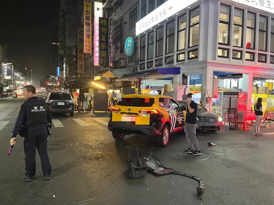 今天(20日)凌晨高雄六合夜市發生計程車擦撞事故。(圖/翻攝畫面)