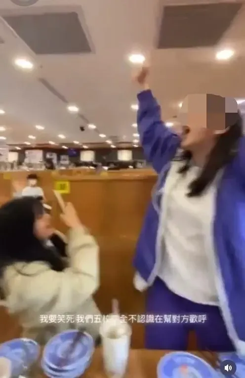 影片中一大群高中生在店裡大吼大叫。（圖／Dcard）
