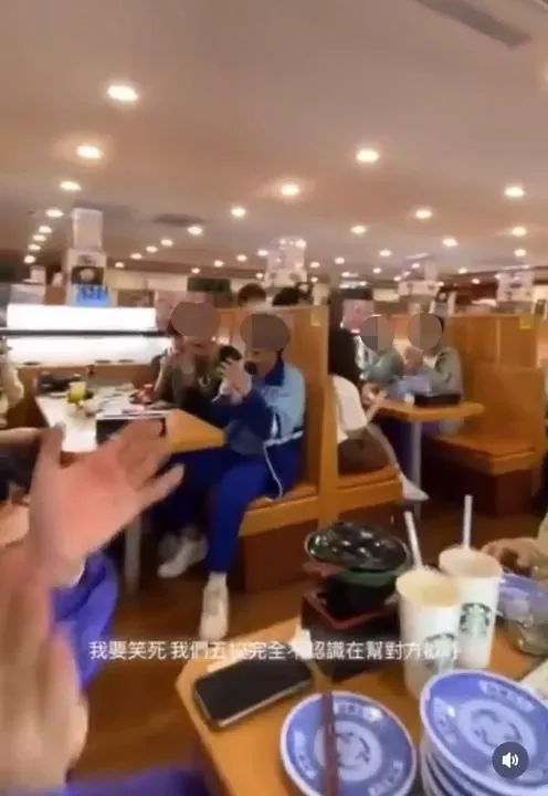 影片中一大群高中生在店裡大吼大叫。（圖／Dcard）