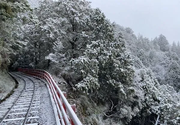 先前太平山園區內蹦蹦車軌道出現積雪。（圖／太平山莊提供）