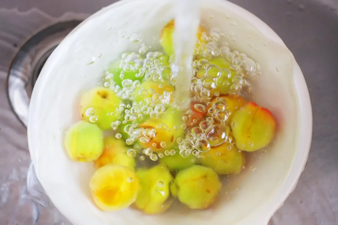 如果擔心農藥殘留或水果內有蟲,建議在食用前先將水果或蔬菜在清水中浸泡約1分鐘,接著用流動清水徹底沖洗。(示意圖/Pixabay)
