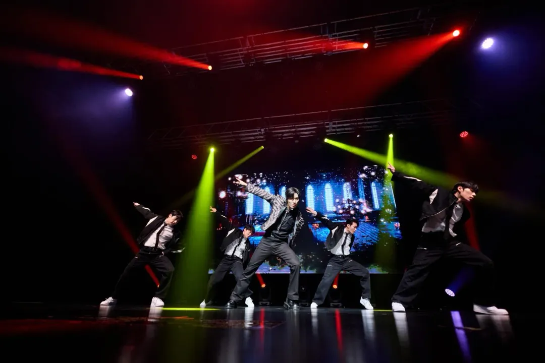 金鍾炫準備了新歌〈New Season〉等10首歌曲表演，現場粉絲嗨翻天。（圖／得藝室策畫提供）