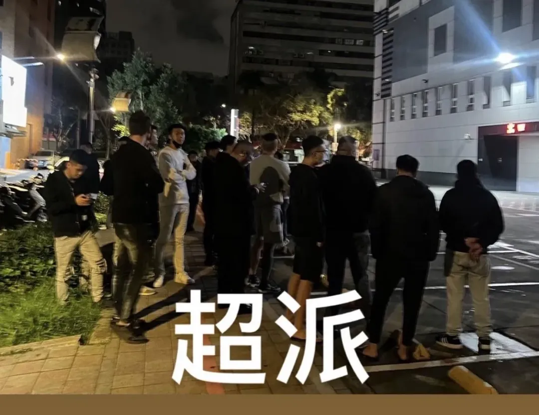 網紅「蹦闆」也Po出在醫院外10多名疑似超哥的粉絲的黑衣人聚集。(圖/翻攝蹦闆IG)