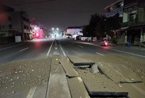 彰化田中員集路一段上的「柏油路面」深夜突然炸開。（圖／翻攝畫面）