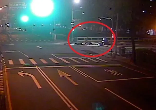 路口監視器拍下肇事過程。(圖/翻攝畫面)