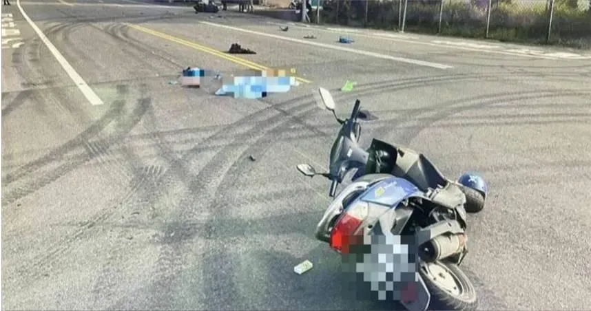 苗栗縣後龍發生機車碰撞車禍,現場2輛機車在碰撞後均當場向前滑行毀損。(圖/翻攝畫面)