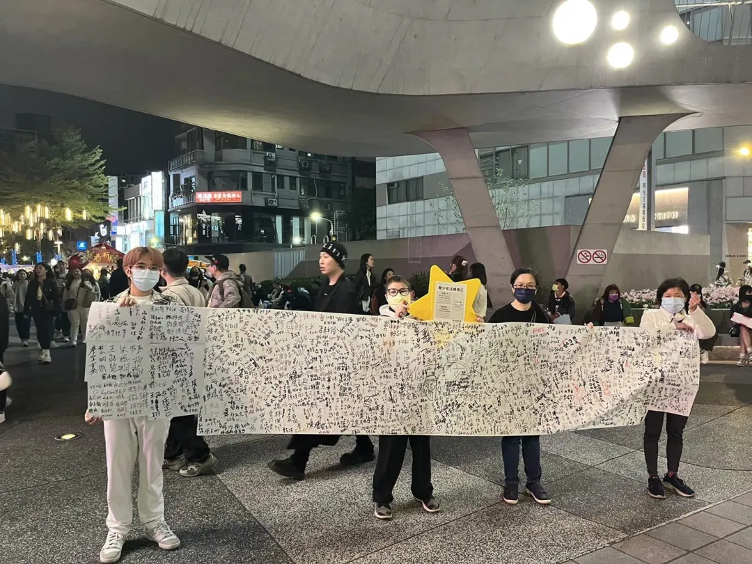 在志工們奔走下，布條上滿滿都是支持民眾的簽名。（圖／徐妮妮提供）
