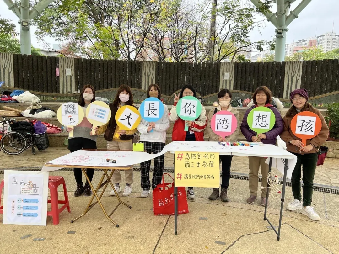 志工媽媽假日上街用行動喚醒政府對校園治安的重視。（圖／徐妮妮提供）