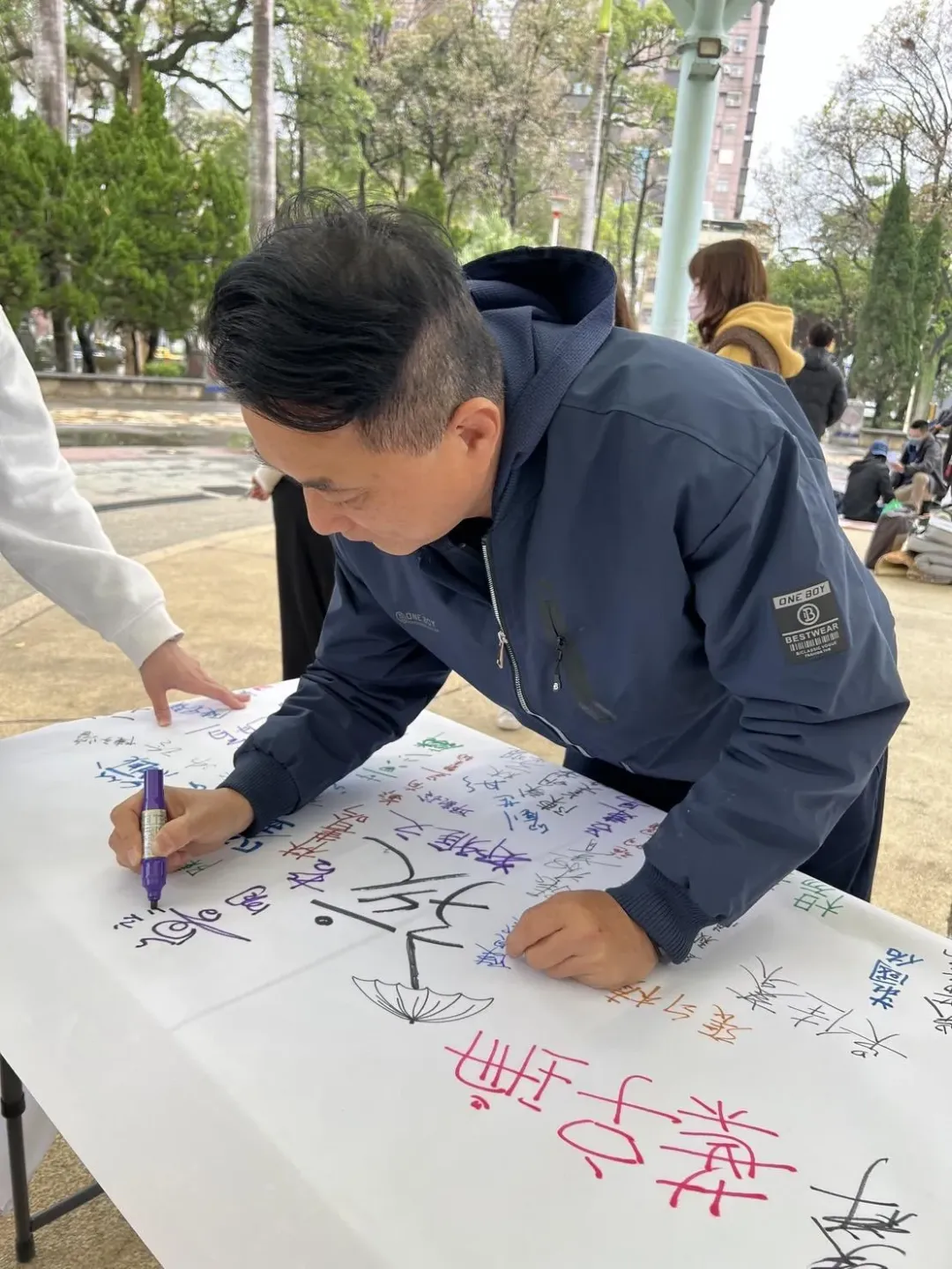 立委魯明哲簽名支持「孩想陪你長大」訴求。（圖／徐妮妮提供）