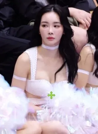 舒子晨坐在場邊看球,一雙豪如不斷晃動十分吸睛。(圖/翻攝luxygirlcrew IG)