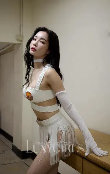 舒子晨PO圖分享2024年LuxyGirls新制服。(圖/翻攝舒子晨IG)