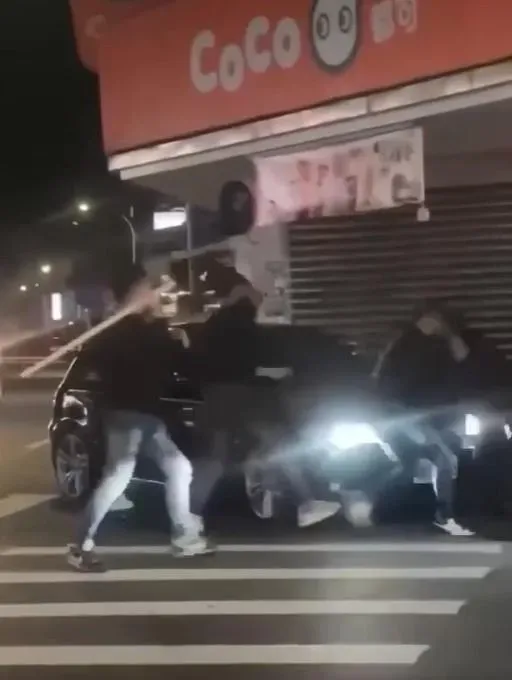 男子起身逃跑，惡煞繼續持棒追打。（圖／翻攝爆料公社二社）