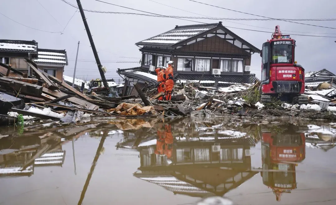 臨海的石川縣珠洲市震災後又遇上降雨、降雪,多處浸水難以整理。(圖/美聯社)