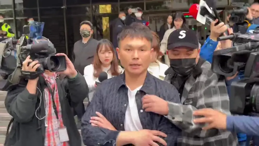 超哥交保後仍強調,「時間如果再倒回一次的話,我還是會揍Toyz」。(圖/中天新聞)