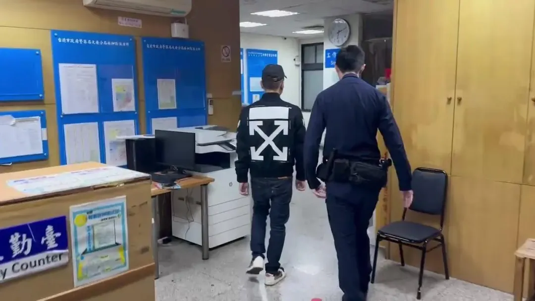 偷踹Toyz的人今天傍晚到派出所說明遭函送法辦。(圖/翻攝畫面)