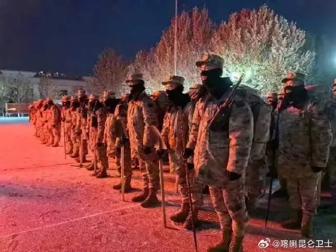 救災隊挺進災區。（圖／微博喀喇昆仑卫士）