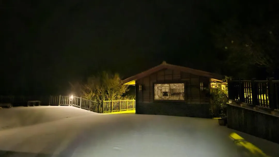 太平山昨晚就已逐漸飄雪。（圖／中天新聞）