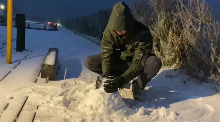 遊客開心玩雪。（圖／中天新聞）