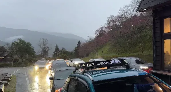 車潮塞爆全是要上山賞雪的遊客。（圖／中天新聞）