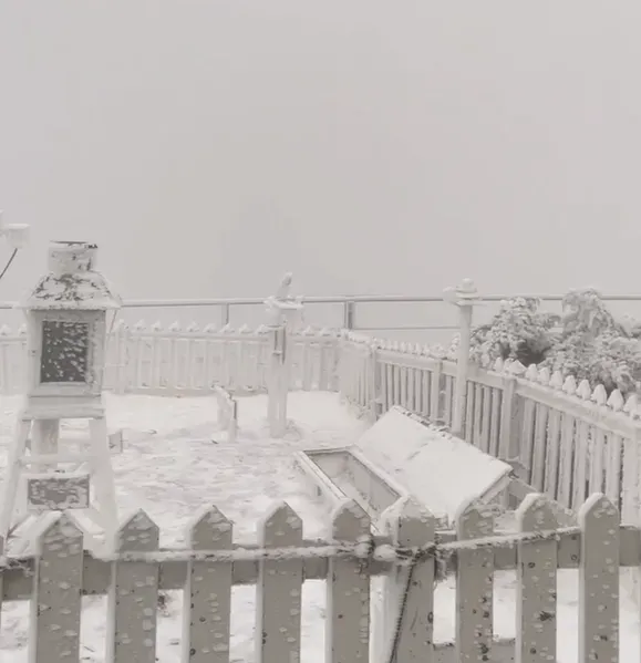玉山氣象測站下雪了。（圖／中央氣象署提供）