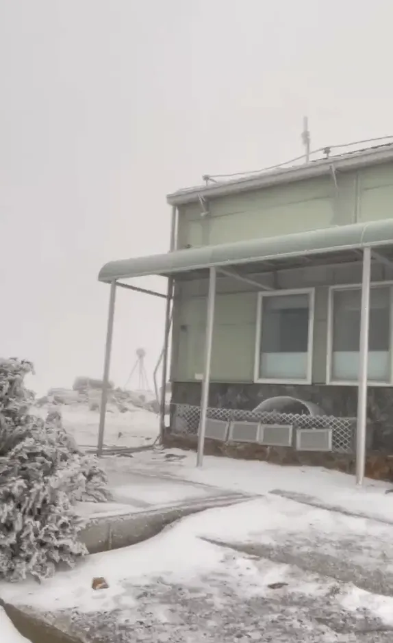 玉山氣象測站下雪了。（圖／中央氣象署提供）