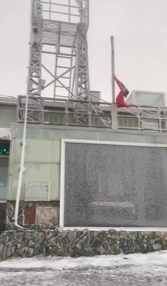玉山氣象測站下雪了。（圖／中央氣象署提供）