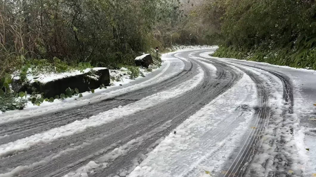 當地議員提醒，尖石鄉玉峰村秀巒村下雪道路封閉。（圖／中天新聞）