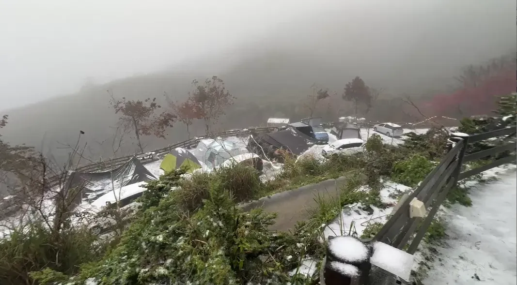 有些遊客露營到一半就下雪了。（圖／中天新聞）