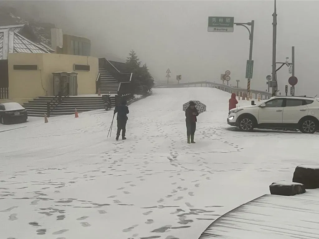 公路局表示，昆陽至大禹嶺（14甲線29K至41K）路段限加掛雪鍊通行。（圖／林保署南投分署提供）