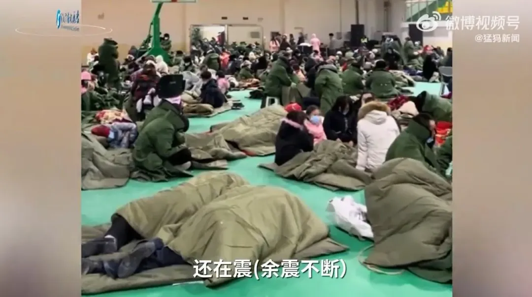 阿合奇縣2000多人被帶到體育館避難(圖/翻攝微博)