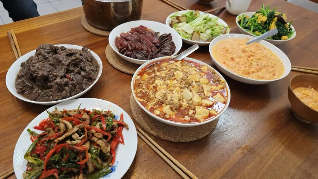 除夕要吃年夜飯。（圖／中天新聞