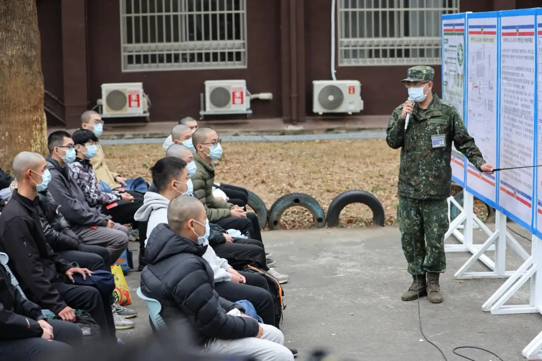 士官長講解。（圖／李俊毅攝）