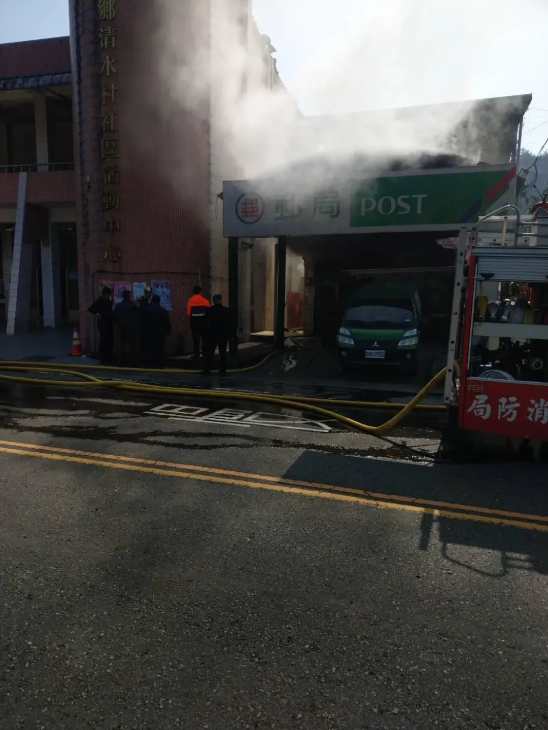 現場瀰漫濃煙。（圖／中天新聞）