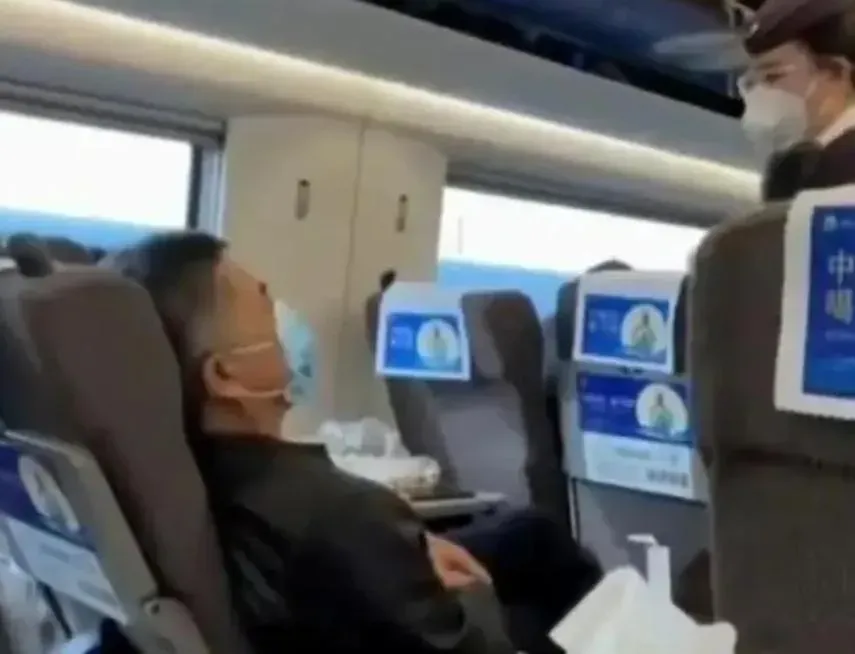 不滿鄰座大媽「連吃3小時」,老翁崩潰找乘務員投訴。(圖/翻攝時間視頻)