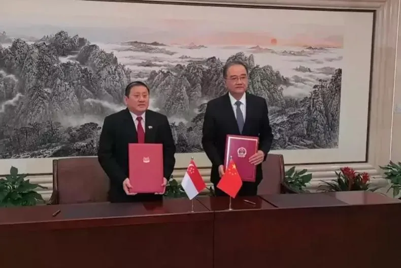 大陸與新加坡25日在北京簽署免簽協議，至此大陸已與157國締結了涵蓋不同護照種類的互免簽證協。（圖／翻攝央視）