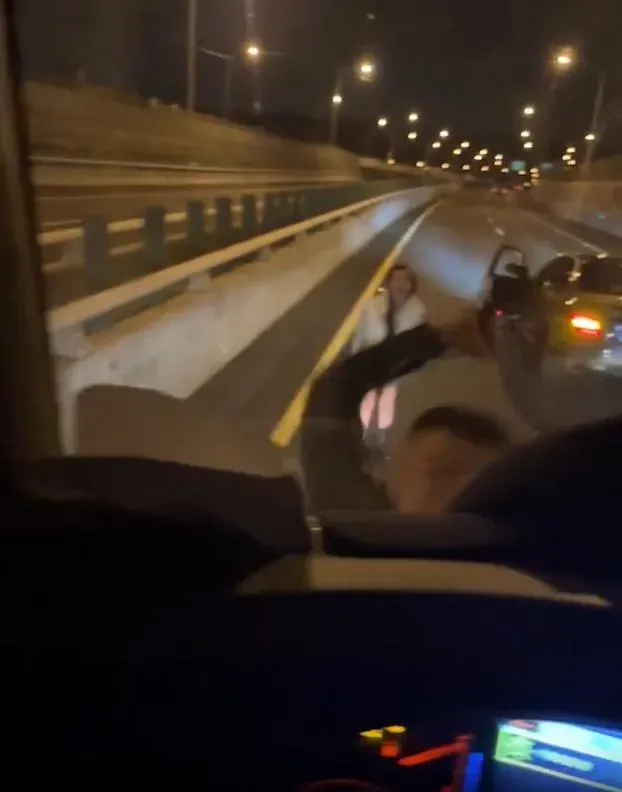 賓士男跳起來怒砸大貨車擋風玻璃。（圖／翻攝爆料公社）