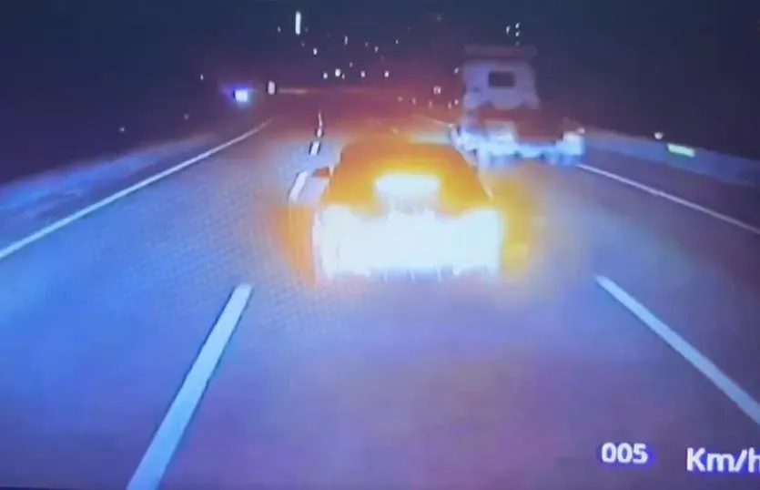 賓士男和多輛大貨車發生行車糾紛，在國道急煞，十分危險。（圖／翻攝爆料公社）