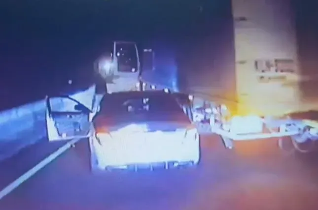 賓士男被大貨車逼到路肩，氣得下車拉開大貨車車門嗆聲。（圖／翻攝爆料公社）