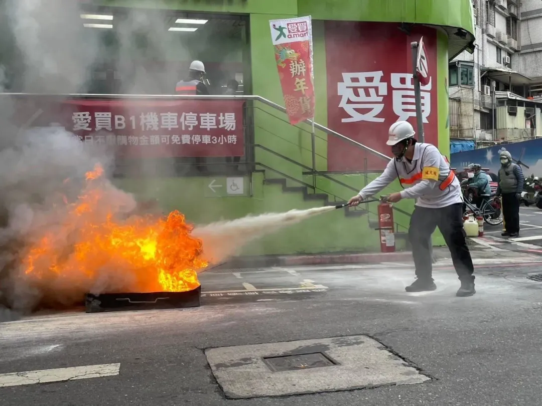 臺北市消防局24日在文山區遠東愛買景美分公司辦理火災搶救演練。（圖／翻攝畫面）
