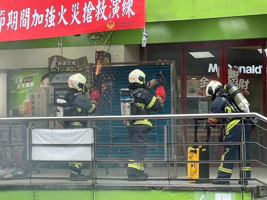 消防員實地操演破門救援行動。（圖／翻攝畫面）