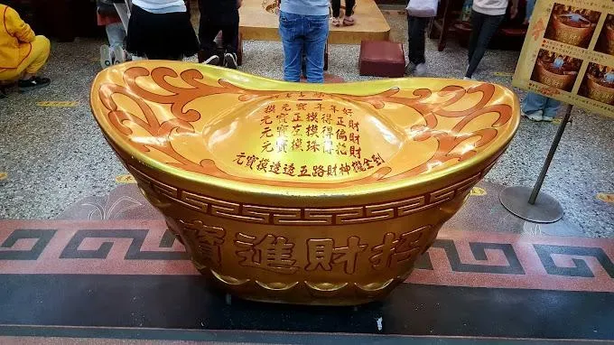 南天宮主殿設有超大金元寶,摸了可以招財氣。(圖/翻攝Google Map)