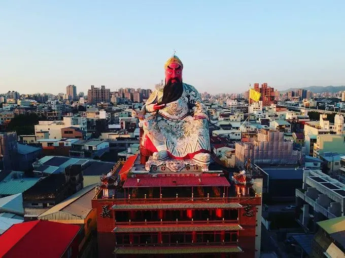聳立在南天宮樓頂的關聖帝君像,居高臨下俯瞰市區。(圖/翻攝Google Map)