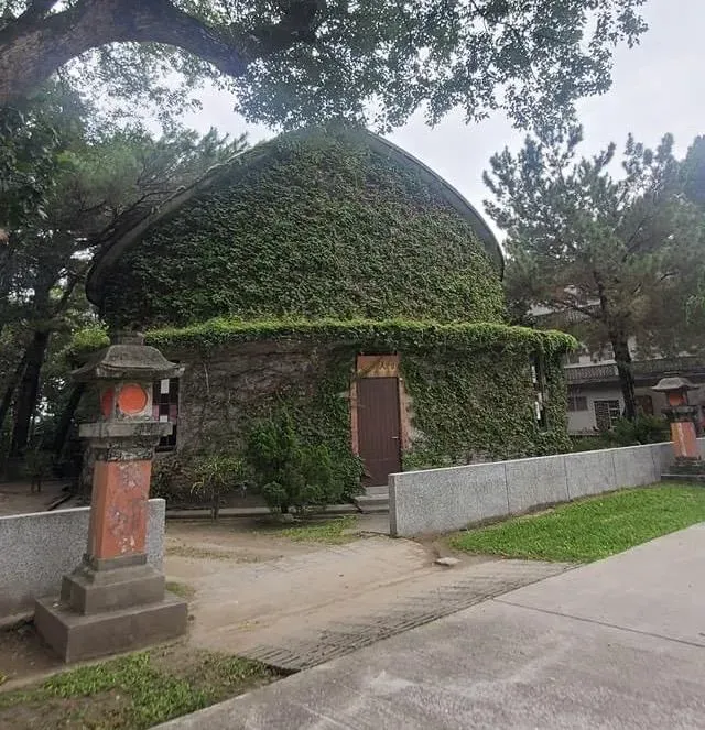 花蓮縣新城鄉的新城天主堂外型是以諾亞方舟為靈感所建。(圖/記者陳儷文攝)